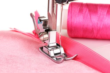 dikiş makinesi çalışma bölümü pembe bezle closeup