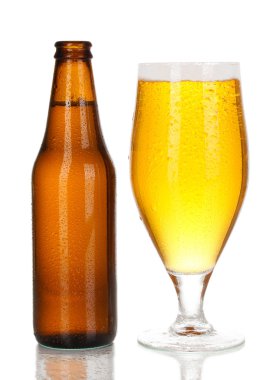şişe ve bardak bira üzerine beyaz izole