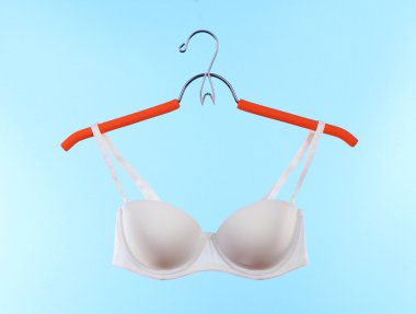 şık sütyen askı üzerinde mavi arka plan üzerinde