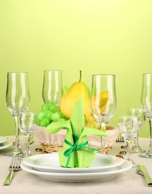 yeşil ve sarı tonlarında renkli arka plan üzerinde tablo ayarı