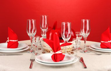 Tablo ayarı renkli arka plan üzerinde kırmızı tonlarında