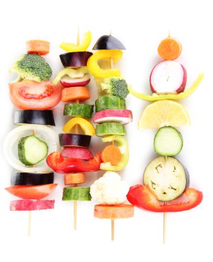 ahşap çekme üzerine beyaz izole dilimlenmiş sebze