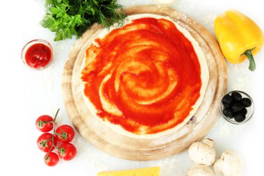 pizza hamuru, domates soslu ahşap tahta üzerinde beyaz izole üzerinde
