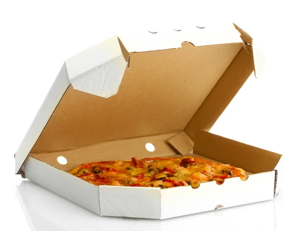 Pizza saborosa em caixa isolada em branco — Fotografia de Stock