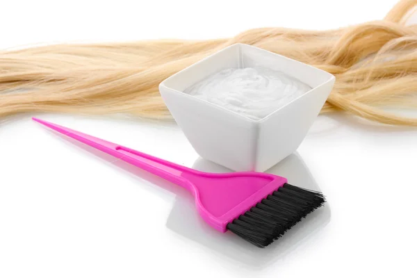 Cuenco con tinte para el cabello y pincel rosa sobre fondo blanco de cerca — Foto de Stock