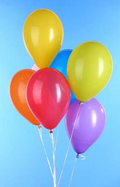 Balões coloridos no fundo azul — Fotografia de Stock