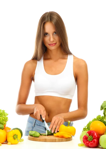 Bela jovem mulher cortando legumes, isolado em branco — Fotografia de Stock