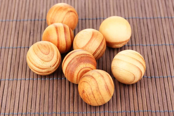 Houten ballen op bamboe mat — Stockfoto