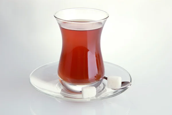 Vetro di tè turco, isolato su bianco — Foto Stock