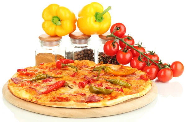 Savoureux pepperoni pizza aux légumes sur planche de bois isolé sur blanc — Photo