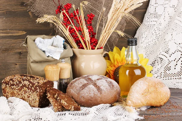 Diversi tipi di pane di segale su tavolo di legno su sfondo composizione autunnale — Foto Stock