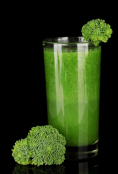 Groene groentesap in glas geïsoleerd op zwart — Stockfoto