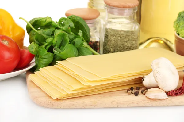 Lasagnes végétariennes ingrédients isolés sur blanc — Photo