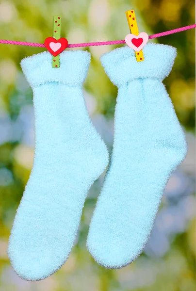 Par de meias azuis penduradas para secar — Fotografia de Stock