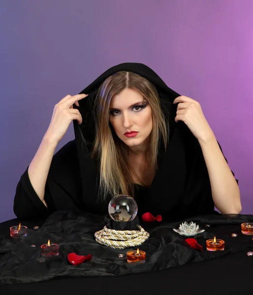 Witch met crystal ball. waarzeggerij. op kleur achtergrond — Stockfoto