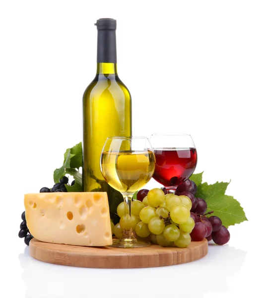 Flasche und Gläser Wein, Sortiment von Trauben und Käse isoliert auf weiß — Stockfoto