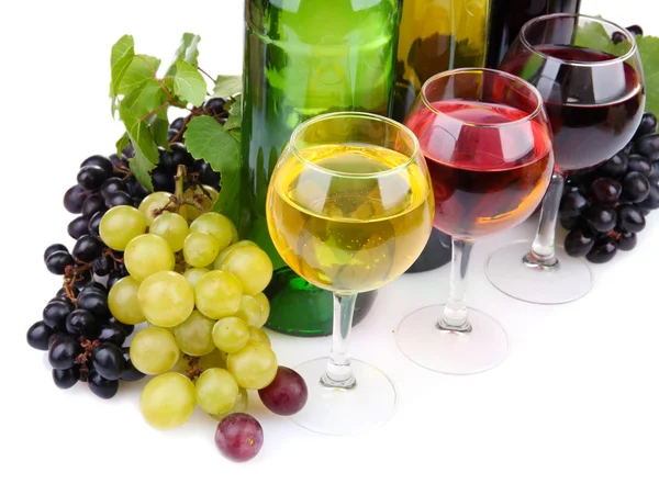 Garrafas e copos de vinho e sortimento de uvas, isolados sobre branco — Fotografia de Stock
