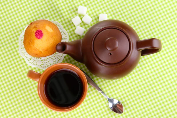 Pohled shora na šálek čaje a konvici na zelené ubrusy — Stock fotografie