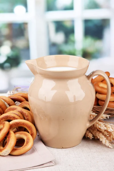 Glas Milch, leckere Bagels und Stacheln auf dem Tisch — Stockfoto