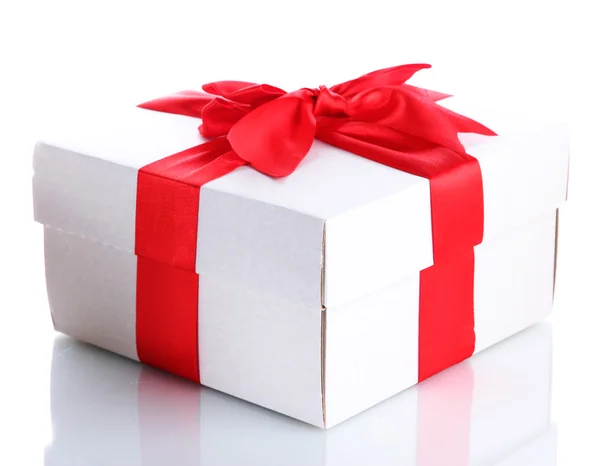 Συσκευασία δώρου με κόκκινη κορδέλα, απομονωμένα σε λευκό — Φωτογραφία Αρχείου