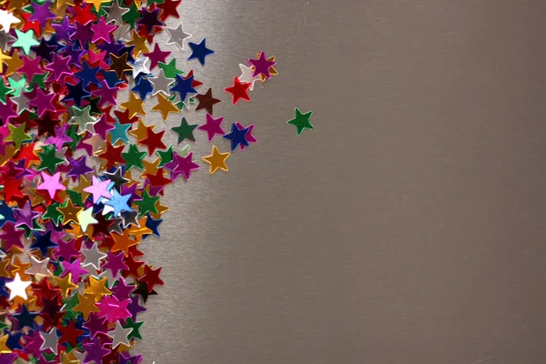 Estrelas confetti no fundo cinza — Fotografia de Stock