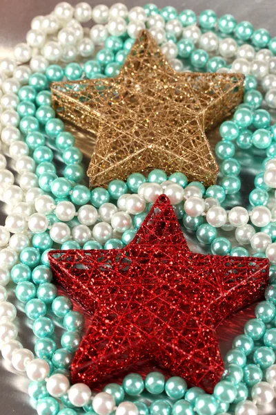 Boże Narodzenie dekoracje i prezenty pola na szarym tle — Zdjęcie stockowe