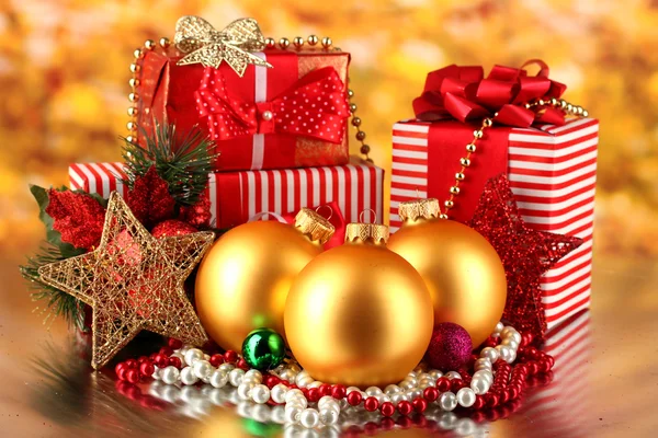 Weihnachtsdekoration und Geschenkboxen auf goldenem Hintergrund — Stockfoto