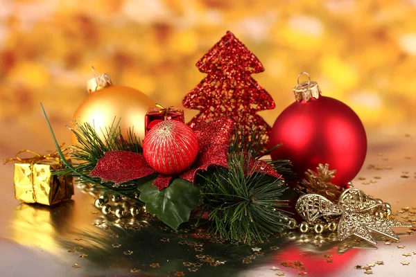 赤い背景のクリスマスの装飾 — ストック写真