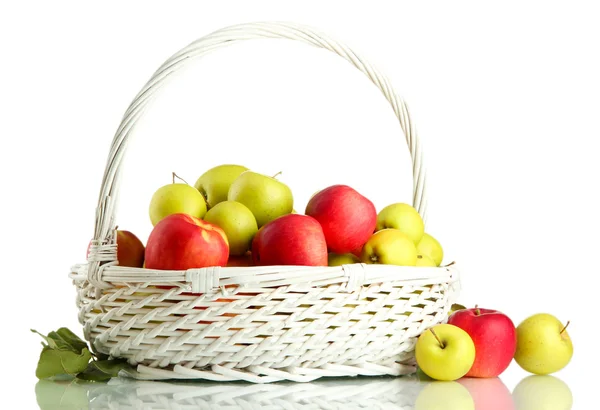 Manzanas jugosas con hojas verdes en cesta, aisladas en blanco — Foto de Stock