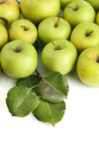 Manzanas jugosas con hojas verdes, aisladas en blanco — Foto de Stock