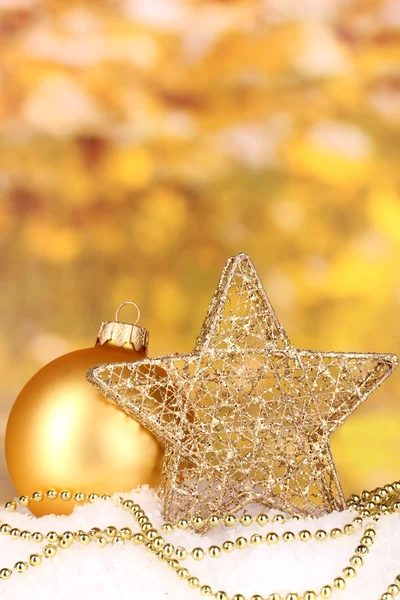 Decoración navideña sobre fondo amarillo —  Fotos de Stock