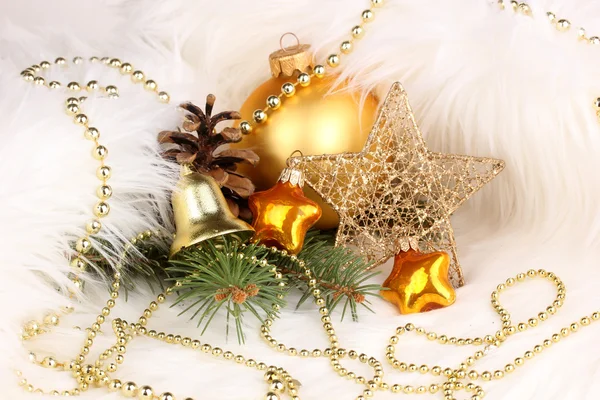 Weihnachtsdekoration in weißem Pelz — Stockfoto