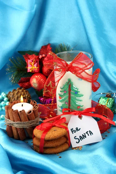 Cookies para Santa: Imagem conceitual de biscoitos de gengibre, leite e decoração de Natal sobre fundo azul — Fotografia de Stock