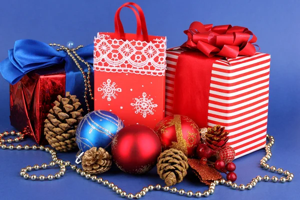 Zusammensetzung der Neujahrsdekoration und Geschenke auf blauem Hintergrund — Stockfoto