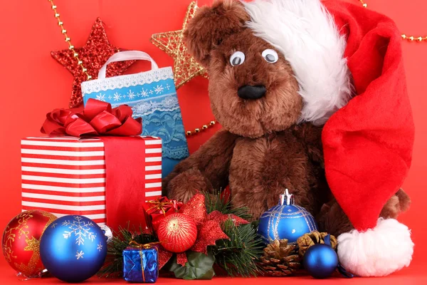 Composición de Año Nuevo de la decoración de Año Nuevo y regalos sobre fondo rojo — Foto de Stock