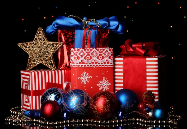Nya året sammansättningen av New Year's inredning och presenter på julafton ljus bakgrund — Stockfoto