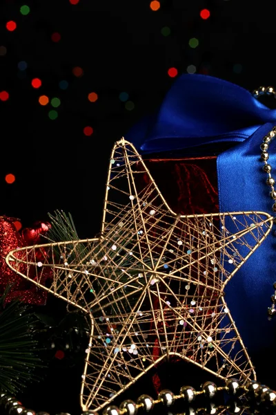Composizione di anno nuovo dell'arredamento di anno nuovo e regali su sfondo di luci di Natale — Foto Stock