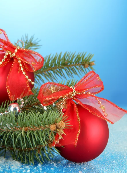 Schöne Weihnachtskomposition auf blauem Hintergrund — Stockfoto