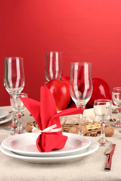 Table setting in red tones on color background — Stock Photo, Image