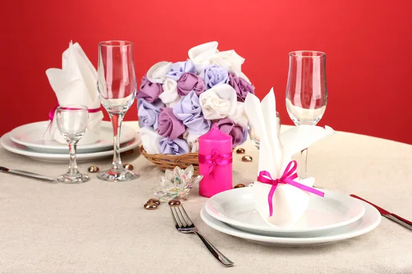 Table setting in purple tones on color background — Stock Photo, Image