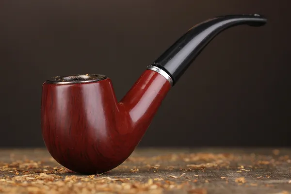 Tabac et pipe fumeur sur table en bois sur fond noir — Photo