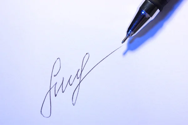 Close-up van handtekening (fake, niet echt) en pen, geïsoleerd op wit — Stockfoto