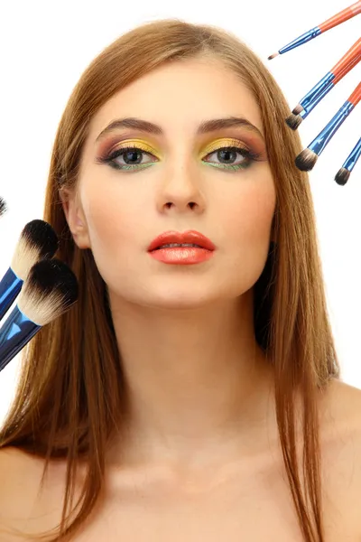 Portret van mooie vrouw met make-up borstels, geïsoleerd op wit — Stockfoto