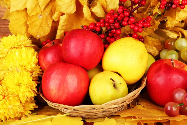 Φθινοπωρινή σύνθεση με κίτρινα φύλλα, μήλα και σταφυλιών φόντο — Φωτογραφία Αρχείου