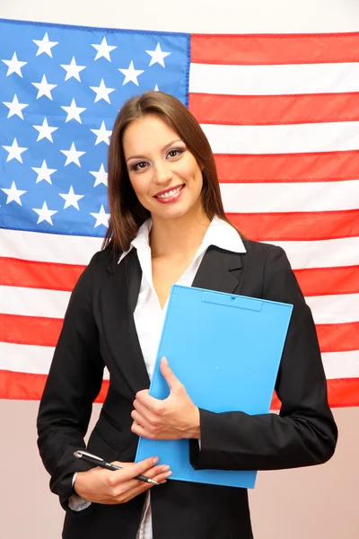 Amerikan bayrağı taşıyan genç bir kadın. — Stok fotoğraf