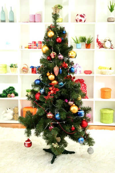 ホーム インテリアの背景上にクリスマス ツリーの装飾 — ストック写真