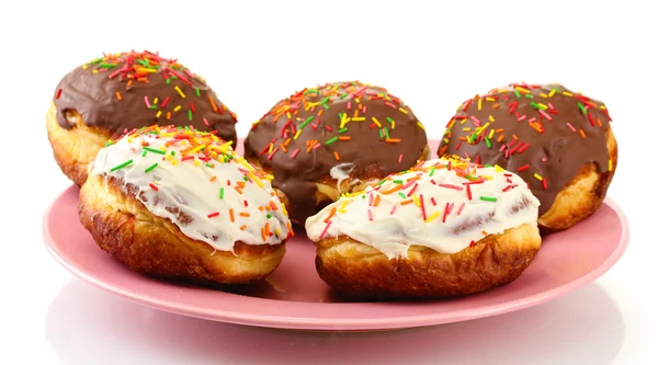 Sabrosas rosquillas en la placa de color aislado en blanco — Foto de Stock