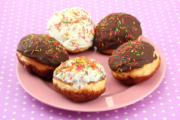美味甜甜圈上颜色背景颜色板 — 图库照片