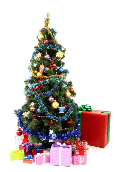 Árvore de Natal decorada com presentes isolados em branco — Fotografia de Stock