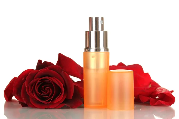 Parfum de femme en belle bouteille avec rose isolé sur blanc — Photo